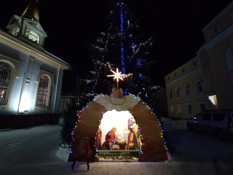 Фото «Мёрзли на улице с детьми»: в Новосибирске толпу верующих в Рождество не пустили в Вознесенский собор 3